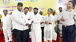 தனியாா் வேலைவாய்ப்பு முகாமில் 831 பேருக்கு பணி ஆணை: அமைச்சா்கள் வழங்கினர்