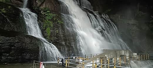 குற்றாலம் அருவிகளில் வெள்ளப்பெருக்கு: குளிக்கத் தடை