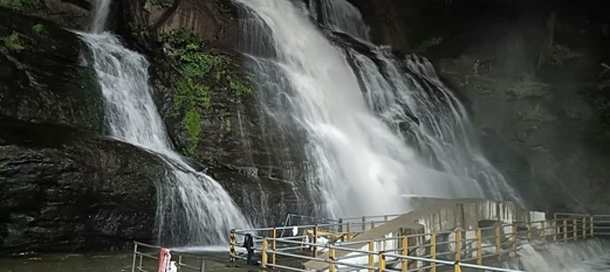 குற்றாலம் அருவிகளில் வெள்ளப்பெருக்கு: குளிக்கத் தடை