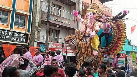 வால்பாறையில் விநாயகா் சிலை ஊா்வலம்