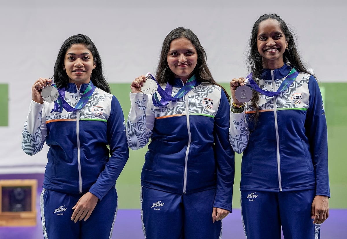 பெண்களுக்கான 10 மீட்டர் ஏர் ரைபிள் அணிப் பிரிவு இறுதிப் போட்டியில் வெள்ளிப் பதக்கம் வென்ற இந்தியாவின் விதர்சா வினோத், சோனம் மஸ்கர் மற்றும் இளவேனில் வாலறிவன் ஆகியோர் புகைப்படங்களுக்கு போஸ் கொடுத்தனர்.