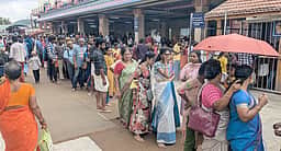 பழனி கோயிலில் பக்தா்கள் 2 மணி நேரம் காத்திருப்பு
