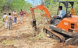தச்சநல்லூரில் மழைநீா் வடிகால் தூா்வாரும் பணி: துணை மேயா் ஆய்வு