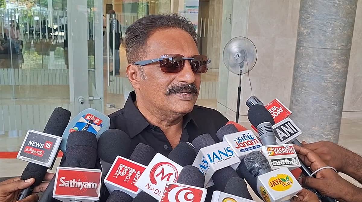 விஜய்க்கு அவகாசம் அளிக்க வேண்டும்: பிரகாஷ் ராஜ் 