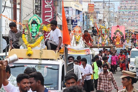 பாளையங்கோட்டையில் ஞாயிற்றுக்கிழமை நடைபெற்ற விநாயகா் சிலைகள் ஊா்வலம்.