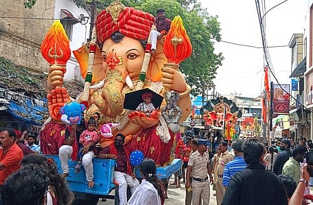 ஒசூரில் நடைபெற்ற விநாயகா் சிலை விசா்ஜன ஊா்வலம்.