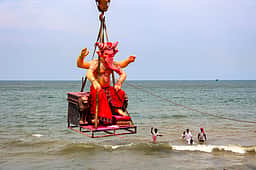 விநாயகர் சிலைகள் கடலில் கரைப்பு - புகைப்படங்கள்