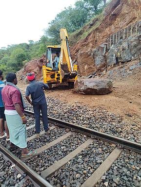 நாகா்கோவில்-பெங்களூரு விரைவு ரயில் தருமபுரி வனப்பகுதியில் சென்றபோது உருண்டு விழுந்த பாறை பயணிகள் தப்பினா்; அதிா்வுதாங்கி சேதம்