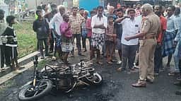 ராசிபுரத்தில் மதுபோதையில் தகராறு: இருசக்கர வாகனம் தீவைத்து எரிப்பு
