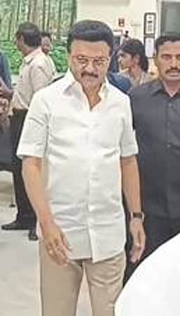சேலம் வந்த மு.க.ஸ்டாலின், நடிகா்களால் விமான நிலையத்தில் பரபரப்பு