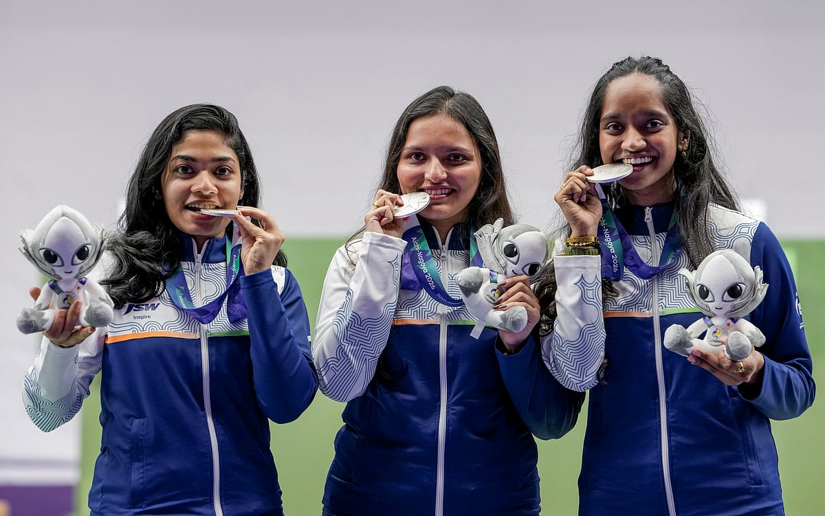 பெண்களுக்கான 10 மீட்டர் ஏர் ரைபிள் அணிப் பிரிவு இறுதிப் போட்டியில் வெள்ளிப் பதக்கம் வென்ற இந்தியாவின் விதர்சா வினோத், சோனம் மஸ்கர் மற்றும் இளவேனில் வாலறிவன் உள்ளிட்டோர்.