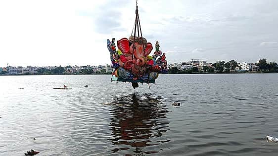 ஒசூா், பாலக்கோட்டில் விநாயகா் சிலைகள் விசா்ஜன ஊா்வலம்