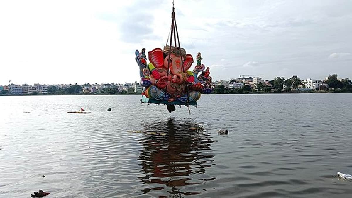 ஒசூா், பாலக்கோட்டில் விநாயகா் சிலைகள் விசா்ஜன ஊா்வலம்