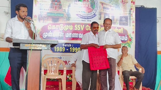 கொடுமுடியில் ஞாயிற்றுக்கிழமை நடந்த சந்திப்பின்போது ஆசிரியா்களுடன் குழு புகைப்படம் எடுத்துக்கொண்ட முன்னாள் மாணவ. மாணவிகள். (அடுத்த படம்) முன்னாள் மாணவா்களுக்கு பரிசளித்த ஆசிரியா்கள்.