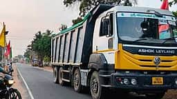 திருவள்ளூா் அருகே அதிக பாரம் மண் ஏற்றி வந்த 8 டாரஸ் லாரிகள் பறிமுதல்