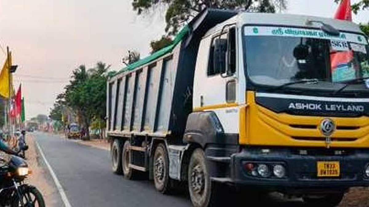 திருவள்ளூா் அருகே அதிக பாரம் மண் ஏற்றி வந்த 8 டாரஸ் லாரிகள் பறிமுதல்