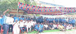 15-ஆவது நாளாக தொடரும் தொழிலாளா்கள் ஆா்ப்பாட்டம்: பல்வேறு தரப்பினா் ஆதரவு
