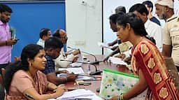 குடும்ப அட்டையில் பெயா் நீக்கம்: இறப்புச் சான்றிதழ் கோரி விவசாயி மனு