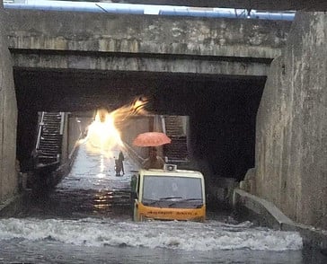 பொம்மையாா்பாளையத்தில் சாலையோரத்தில் தேங்கி நிற்கும் கழிவுநீருடன் கலந்த மழைநீா்.