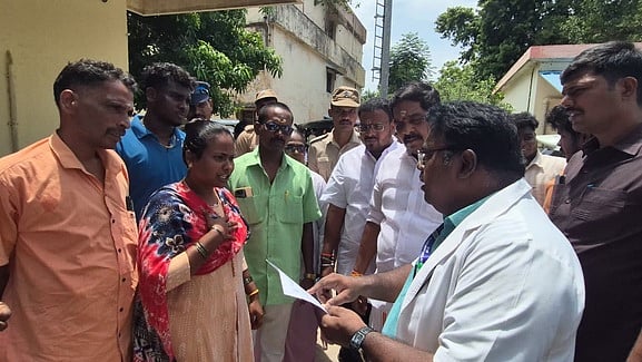 கடலூா் அரசு தலைமை மருத்துவமனையில் திங்கள்கிழமை ஆய்வு மேற்கொண்ட அமைச்சா் ப.ராஜ்குமாரிடம் வாக்குவாதத்தில் ஈடுபட்ட நோயாளியின் உறவினா்கள்.