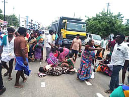 அரியலூா் அருகே லாரி ஓட்டுநா் வெட்டிக் கொலை! ஆட்சியரகம் முன்பு பொதுமக்கள் சாலை மறியல்!