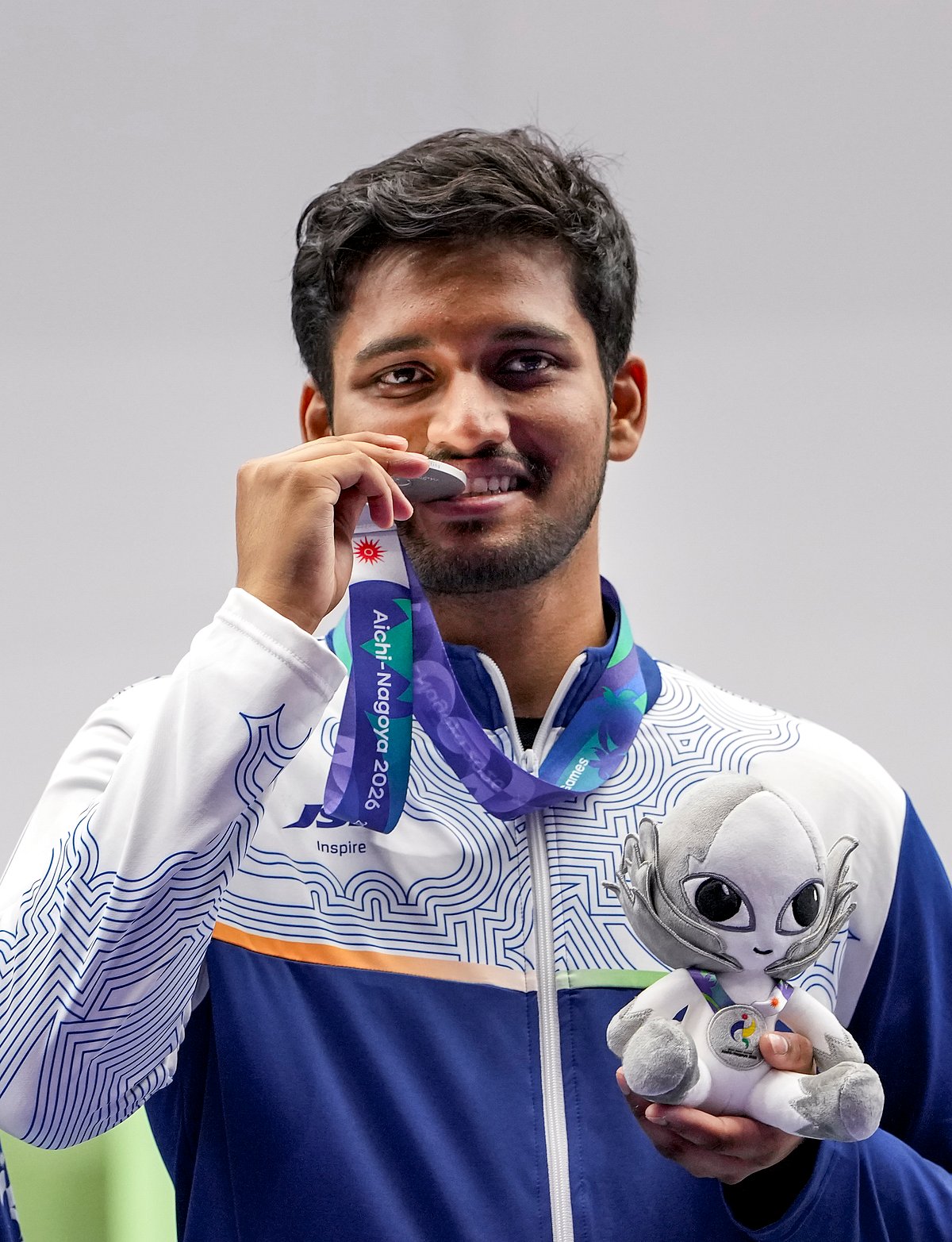 ஆண்களுக்கான 10 மீட்டர் ரைபிள் அணிப் பிரிவில் வெள்ளிப் பதக்கம் வென்ற இந்தியாவின் ருத்ராங்க்ஷ் பாட்டீல்.
