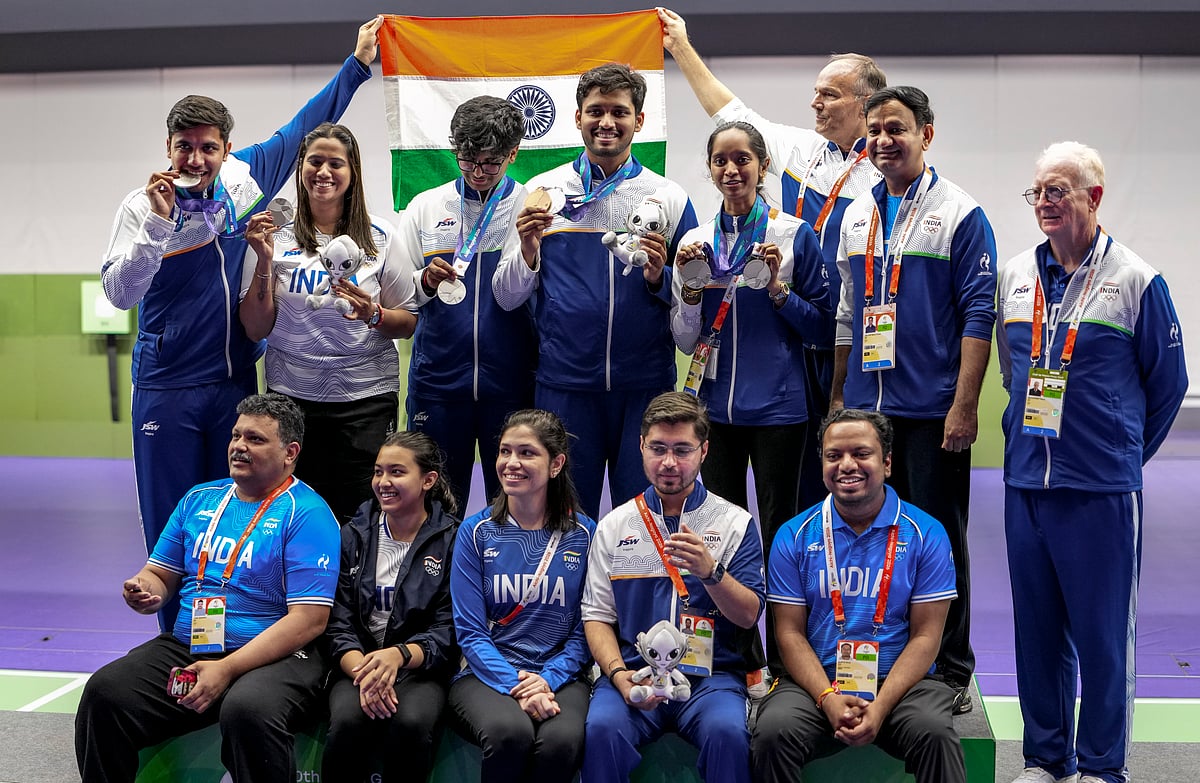 ஆண்களுக்கான 10 மீட்டர் ரைபிள் அணிப் பிரிவில் வெள்ளிப் பதக்கம் வென்ற இந்தியாவின் ஹிமான்ஷு தில்லான், ருத்ராங்க்ஷ் பாட்டீல், பார்த்த் ராகேஷ் மானே உள்ளிட்டோர்.