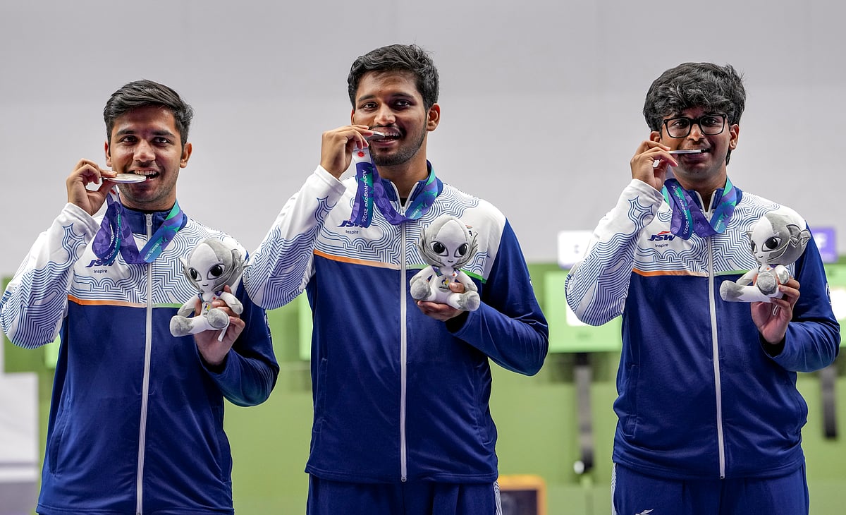 10 மீட்டர் ஏர் ரைபிள் பிரிவில் வெள்ளி வென்ற இந்தியா ஆடவர் அணி - புகைப்படங்கள்