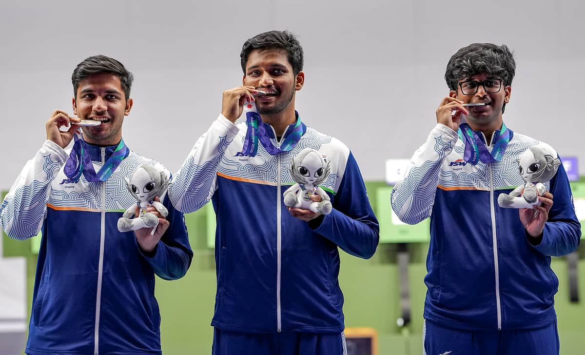 10 மீட்டர் ஏர் ரைபிள் பிரிவில் வெள்ளி வென்ற இந்தியா ஆடவர் அணி - புகைப்படங்கள்