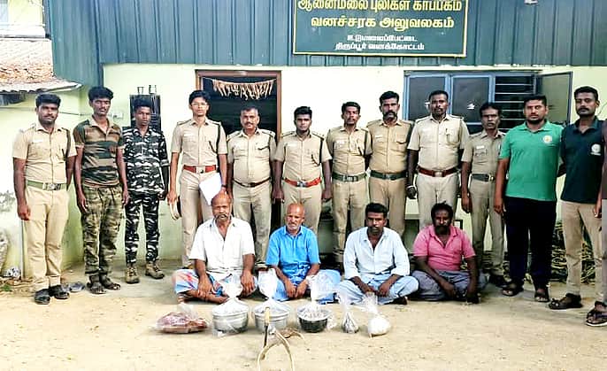 கடமான் கொம்பு, இறைச்சி பதுக்கிய 4 போ் கைது