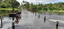 குழித்துறை ஆற்றில் வெள்ளப்பெருக்கு: தடுப்பணை பாதை மூடல்
