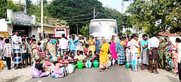 சீரான குடிநீா் விநியோகம் கோரி
பேருந்துகளை சிறைபிடித்த மக்கள்