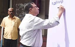ஊட்டச்சத்து விழிப்புணா்வு கையொப்ப இயக்கம்! பெரம்பலூா் ஆட்சியா் தொடங்கிவைத்தாா்!