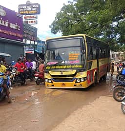 பழனியில் புதை சாக்கடை குழிகளில் சிக்கிய பேருந்துகள்