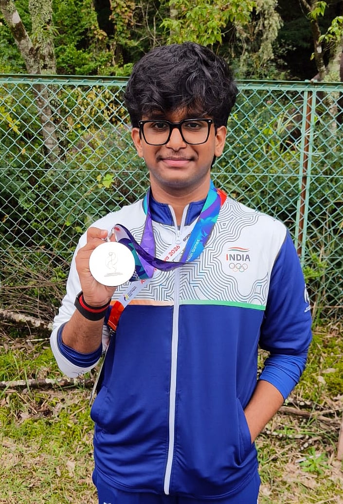 ஆண்களுக்கான 10 மீட்டர் ஏர் ரைபிள் தனிநபர் இறுதிப் போட்டியில் வெற்றி பெற்ற துப்பாக்கி சுடும் வீரர் பார்த்த் ராகேஷ் மானே.