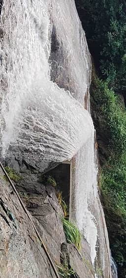 பலத்த மழையால் வெள்ளப் பெருக்கு: கோவை குற்றாலம் அருவி மூடல்
