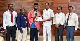 தென்னிந்திய குத்துச்சண்டை: அரக்கோணம் மாணவருக்கு தங்கம்