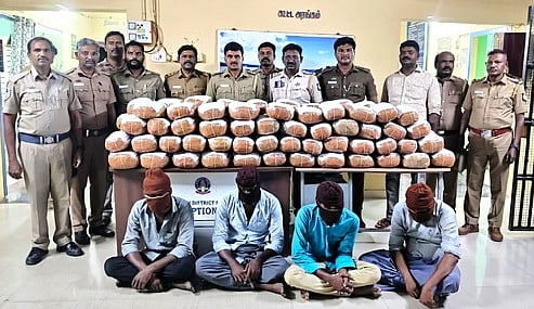 கூடலூரில் ஞாயிற்றுக்கிழமை இரவு பறிமுதல் செய்த 190 கிலோ கஞ்சாவைப் பிடித்த போலீஸாா்.