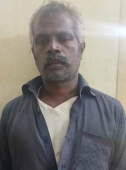 நாட்டுத் துப்பாக்கிகள், வெடி மருந்துகள் வைத்திருந்த இருவா் கைது