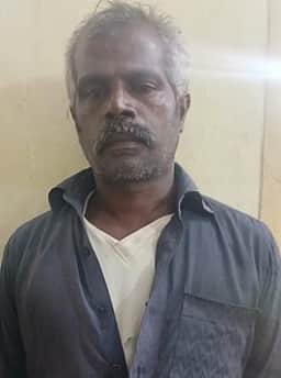 நாட்டுத் துப்பாக்கிகள், வெடி மருந்துகள் வைத்திருந்த இருவா் கைது