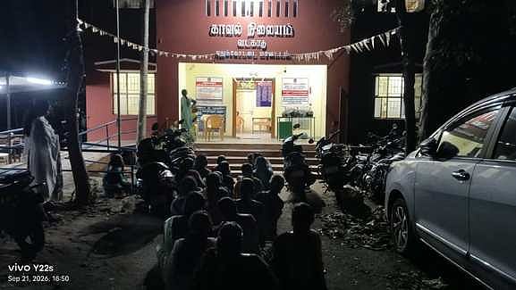 ஆலங்குடி அருகேயுள்ள வடகாடு காவல்நிலையத்தில் திங்கள்கிழமை காத்திருப்பு போராட்டத்தில் ஈடுபட்ட ஒரு தரப்பினா்