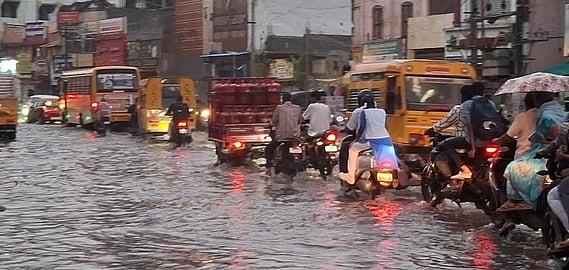 விழுப்புரம் கீழ்பெரும்பாக்கம் ரயில்வே தரைப்பாலத்தில் குளம்போல் தேங்கிய மழைநீரை கடந்த சென்ற வாகனம்.