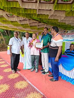மாவட்ட மூத்தோா் தடகள போட்டியில் முதியவா் சிறப்பிடம்
