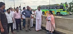 தினமணி செய்தி எதிரொலி-
கெடிலம் புதிய பாலம் இணைப்புச் சாலையில் அமைச்சா் திடீா் ஆய்வு