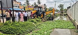 அதிகாரிகள் இல்லாததால் 
தூா்வாரும் பணி நிறுத்தம்