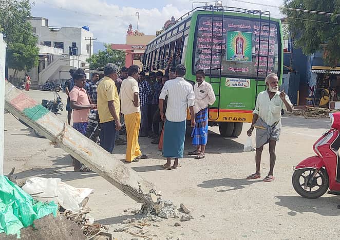 சிற்றுந்து மோதியதில் 
வீட்டின் மீது விழுந்த மின்கம்பம்