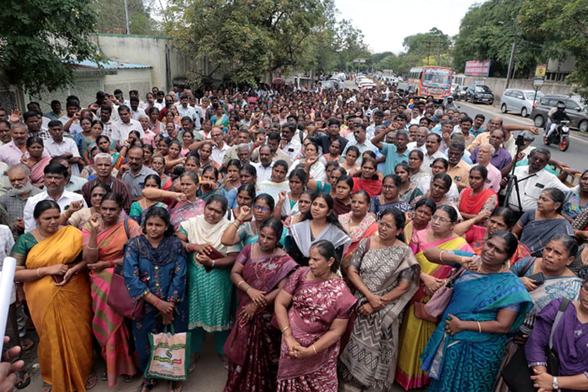 விவசாய சங்க நிறுவனரைக் கண்டித்து கூட்டுறவு கடன் சங்கத்தினா் ஆா்ப்பாட்டம்