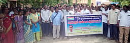 தொடக்க கூட்டுறவு வங்கி பணியாளா்கள் ஆா்ப்பாட்டம்