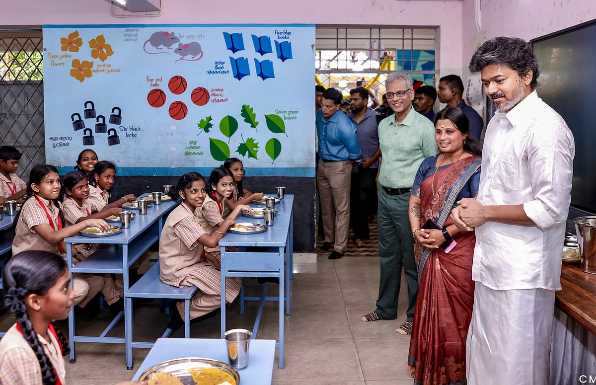 பிற நகர்ப்புற மற்றும் ஊரகப் பகுதிகளில் உள்ள பள்ளிகளில், ஒருங்கிணைந்த சமையல் கூடங்கள் மற்றும் சுயஉதவிக் குழுக்கள் மூலம் உணவு தயாரித்து வழங்குவதற்கான ஏற்பாடுகள் செய்யப்பட்டுள்ளன.