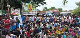 விபத்தில் தந்தை, மகன் பலி: மகள்களுக்கு அரசு வேலைகோரி மறியல்